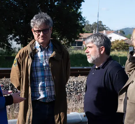 Carme da Silva, Miguel Lois, Fran Devesa e Susana Barreiro no lugar onde se prev&eacute; a instalaci&oacute;n do apeadeiro