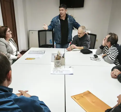 Manu Lourenzo dando a benvida &aacute;s e aos novos operarios