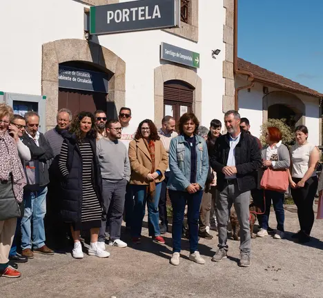O alcalde de Barro, Xos&eacute; Manuel Fdez. Abraldes coa senadora Carme da Silva e eci&ntilde;os e veci&ntilde;as na estaci&oacute;n da Portela