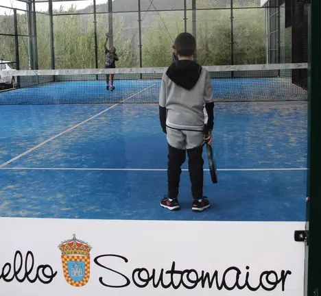 nenos practicando p&aacute;del