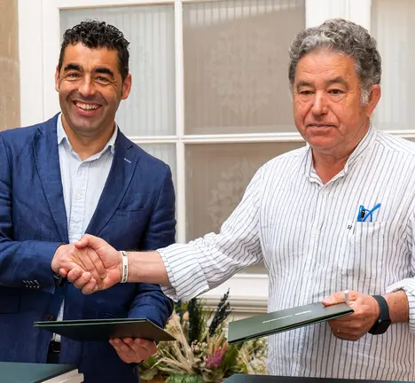 Sinatura convenio Rosal&iacute;a de Castro