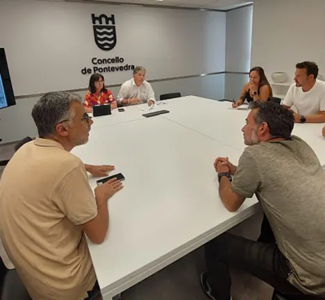 Reuni&oacute;n r&uacute;a do Santo
