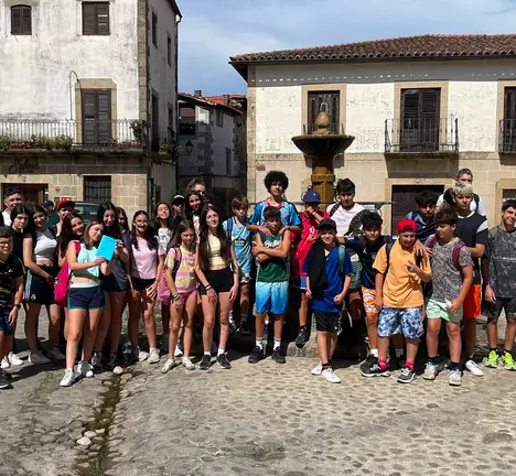 Manu Lourenzo e as mozas e mozos en Valverde del Fresno