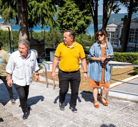 Visita ao cemiterio de Louriz&aacute;n
