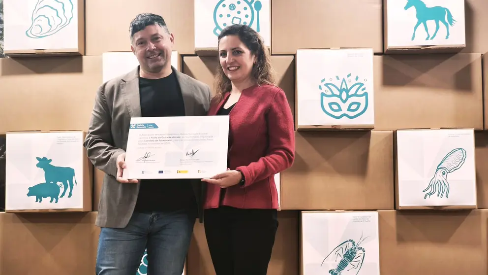 Manu Lourenzo e Sandra Gonzalez, alcaldesa de Tomi&ntilde;o e  presidenta de Galiza Suroeste
