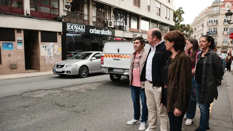 Carme da Silva, Manuel Fari&ntilde;a e membros do BNG diante dunha fochanca na n-640 no centro de Caldas