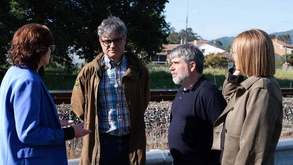 Carme da Silva, Miguel Lois, Fran Devesa e Susana Barreiro no lugar onde se prev&eacute; a instalaci&oacute;n do apeadeiro