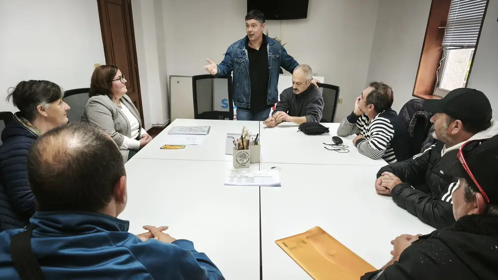 Manu Lourenzo dando a benvida &aacute;s e aos novos operarios