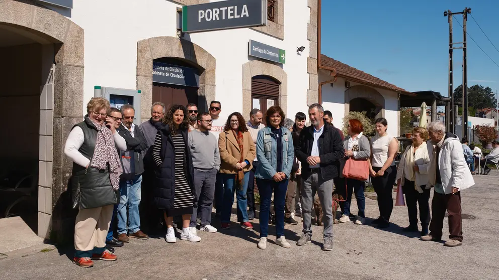 O alcalde de Barro, Xos&eacute; Manuel Fdez. Abraldes coa senadora Carme da Silva e eci&ntilde;os e veci&ntilde;as na estaci&oacute;n da Portela