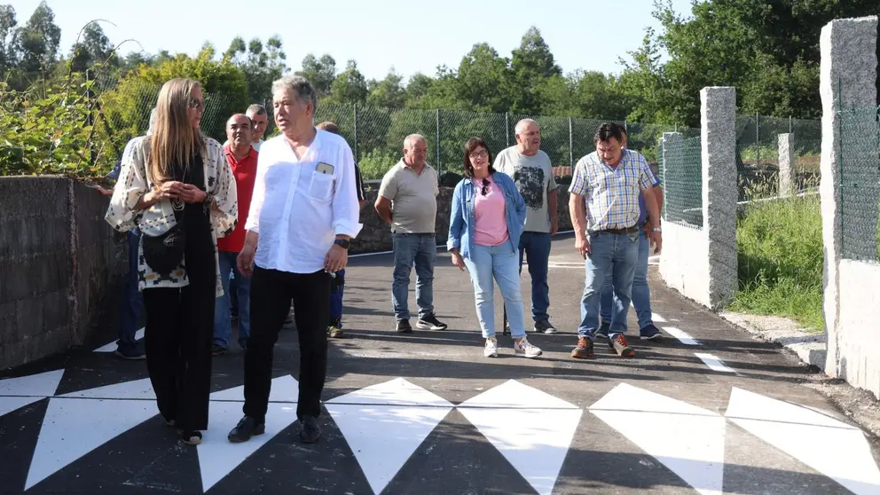 Visita de Lores e M&ordf; Xos&eacute; Abilleira &aacute;s obras de mellora da seguranza viaria na Ermida (Cerponz&oacute;ns)