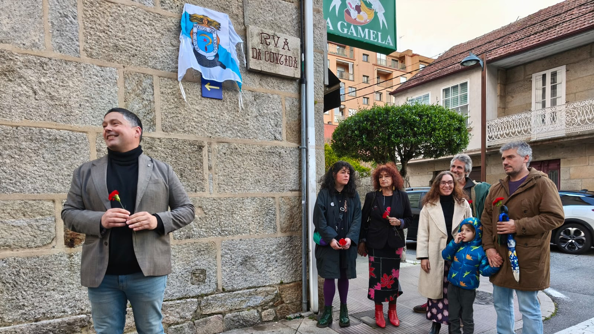 Manu Lourenzo e a familia momentos antes do desubrimento da praca