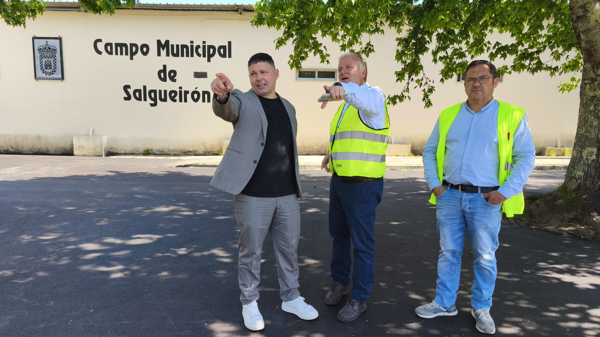Pablo Garrido, Manu Lourenzo e o enxeñeiro de InfoUrban visitando os traballos de mellora do Salgueirón