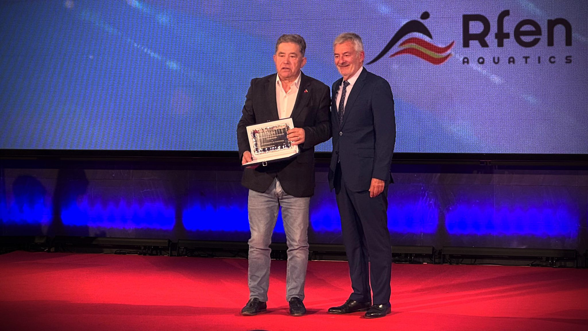 Lores recollendo o premio da RFEN