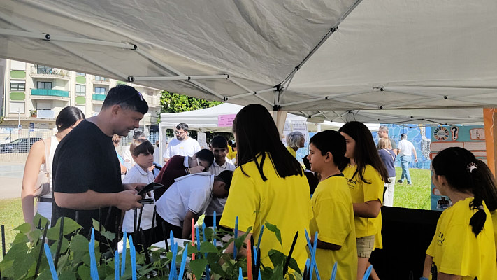Manu Lourenzo visitando Feira de Ciencia